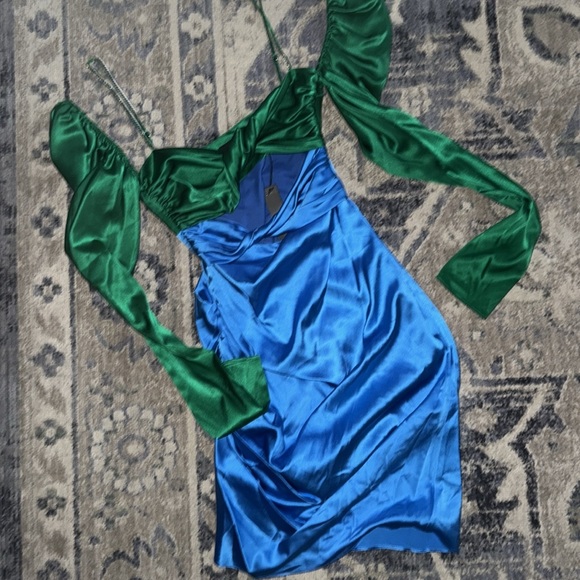 The Bar Twist Dress in Emerald & Cobalt - Picture 5 of 6